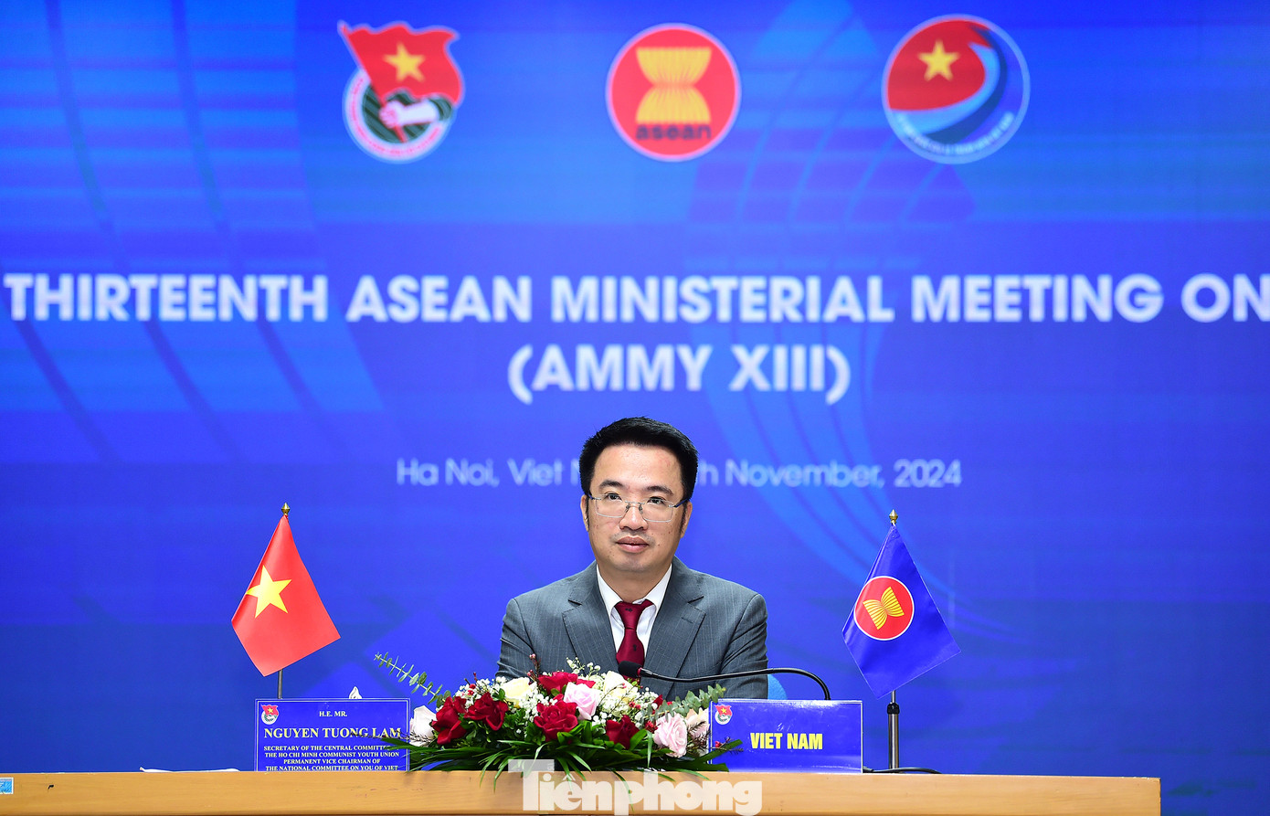 Anh Nguyễn Tường Lâm và lãnh đạo ban, đơn vị T.Ư Đoàn và UBQG về Thanh niên Việt Nam tham dự Hội nghị theo hình thức trực tuyến. Ảnh: Xuân Tùng