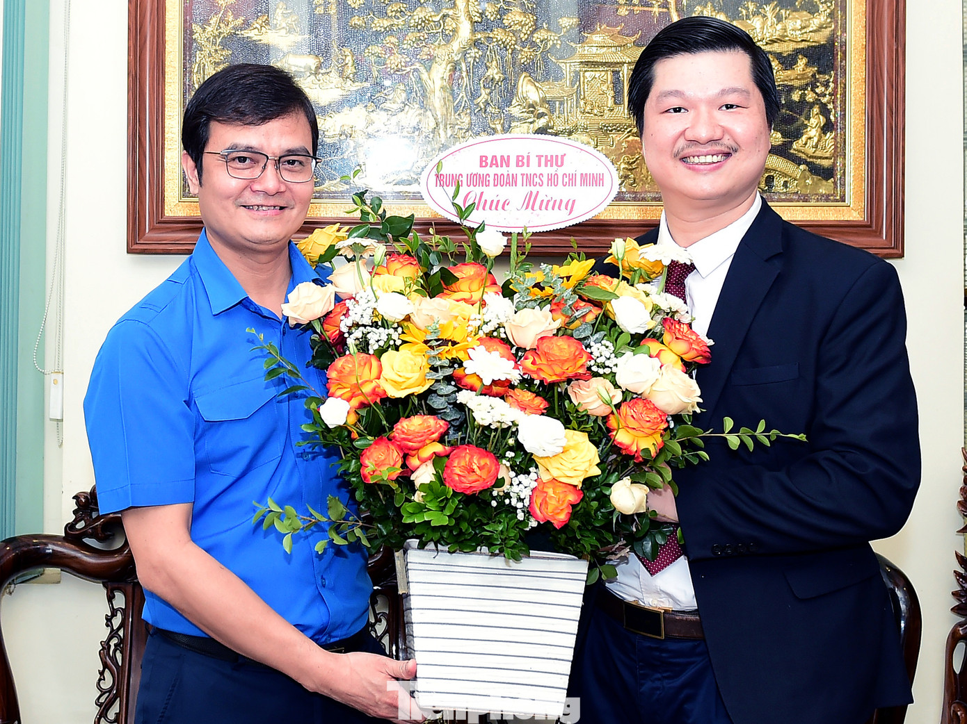 Bí thư thứ nhất T.Ư Đoàn tặng hoa chúc mừng ngày Nhà giáo Việt Nam PGS.TS Lê Hoàng Sơn. Ảnh: Xuân Tùng