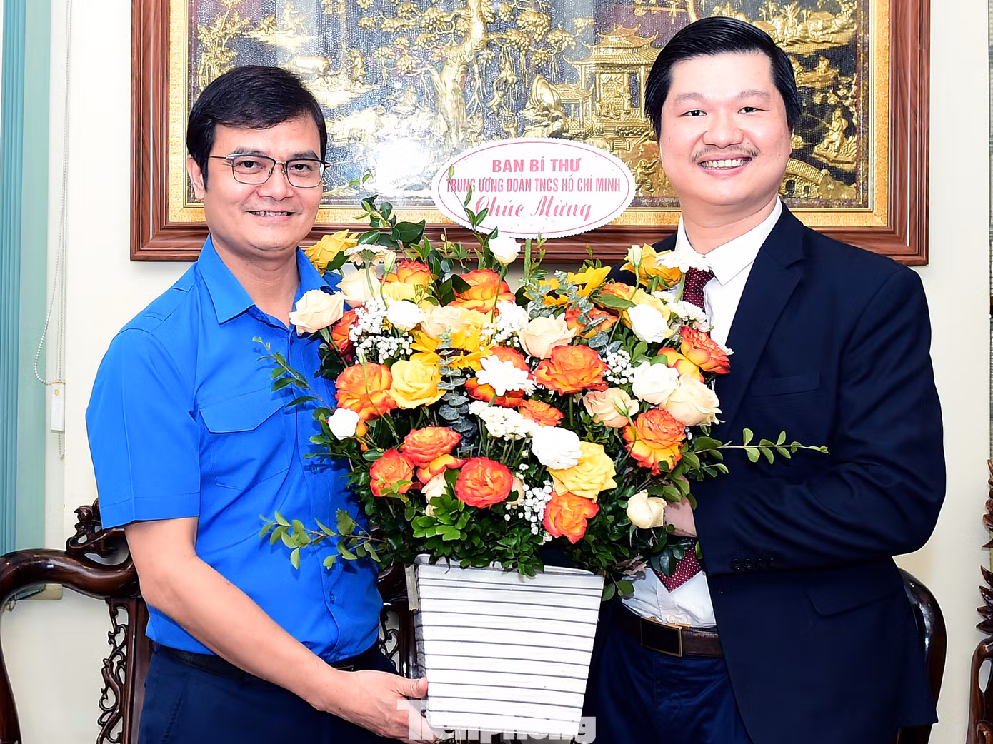 Bí thư thứ nhất T.Ư Đoàn tặng hoa chúc mừng ngày Nhà giáo Việt Nam PGS.TS Lê Hoàng Sơn. Ảnh: Xuân Tùng Bí thư thứ nhất T.Ư Đoàn tặng hoa chúc mừng ngày Nhà giáo Việt Nam PGS.TS Lê Hoàng Sơn. Ảnh: Xuân Tùng