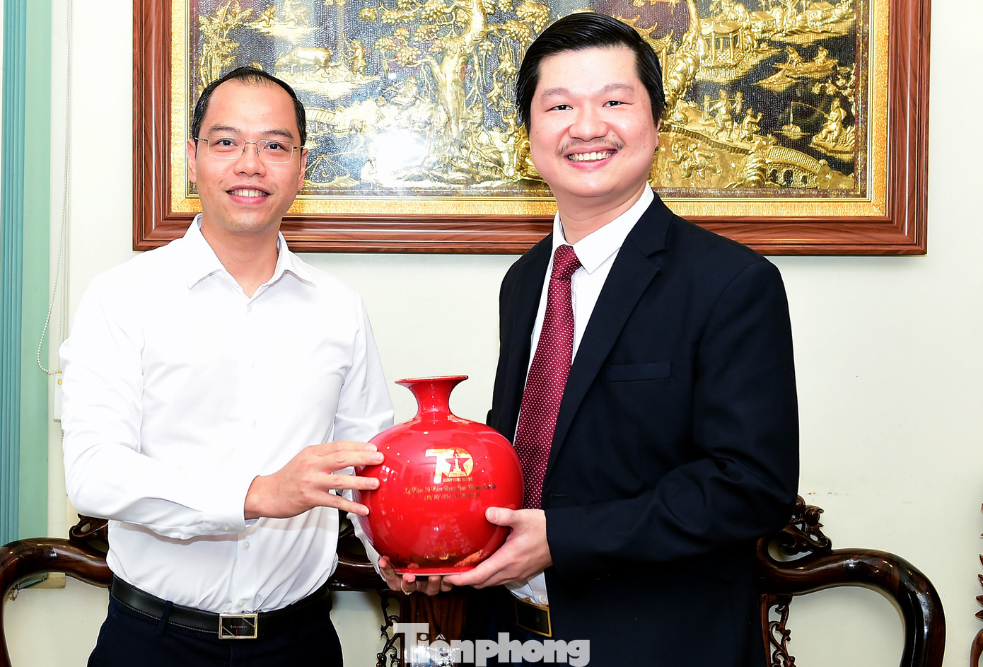 Phó Bí thư Thành Đoàn Hà Nội Nguyễn Tiến Hưng tặng quà chúc mừng ngày Nhà giáo Việt Nam tới PGS. TS Lê Hoàng Sơn. Ảnh: Xuân Tùng