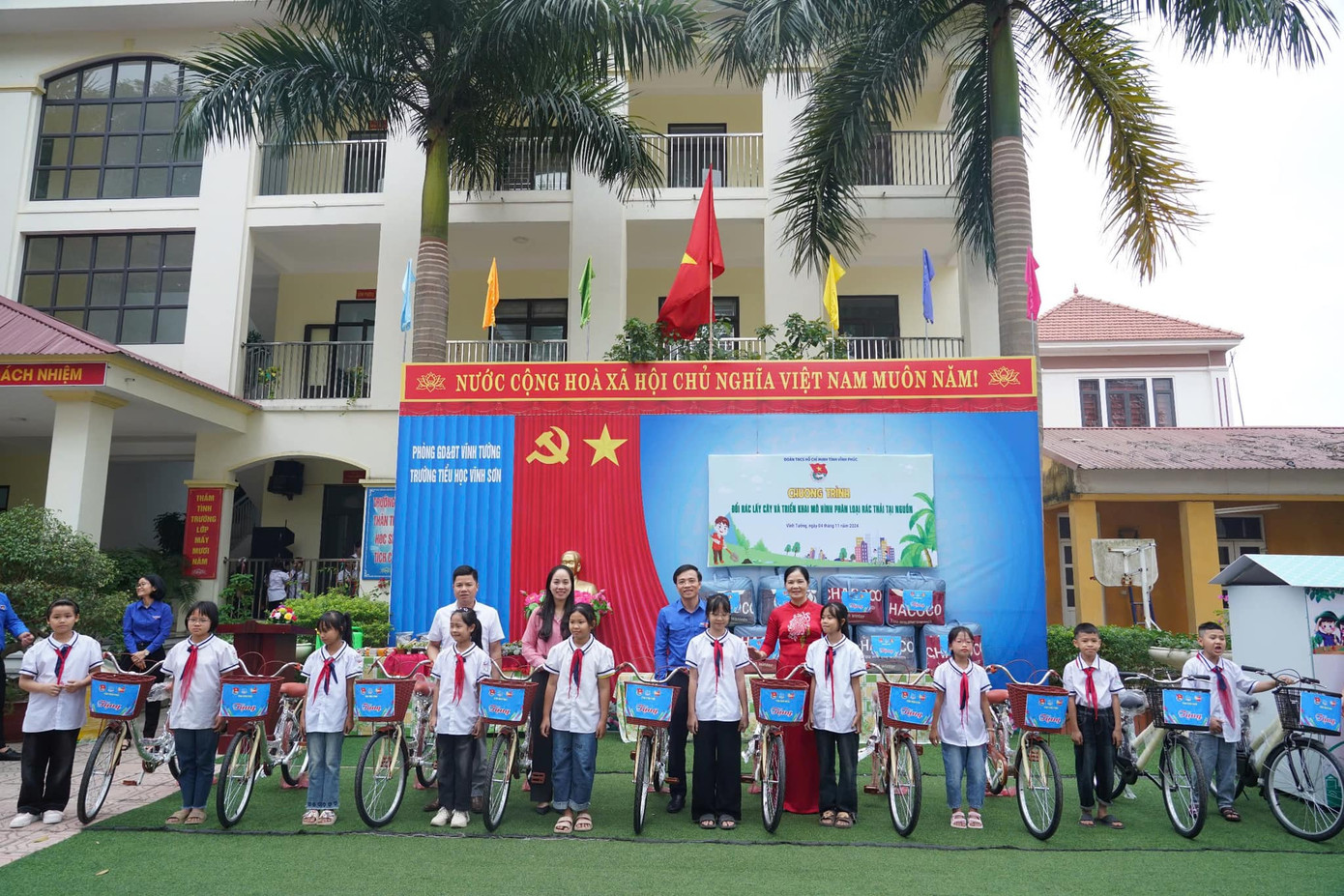 Ban Tổ chức trao tặng xe đạp cho các em học sinh có hoàn cảnh khó khăn. Ảnh: TĐVP