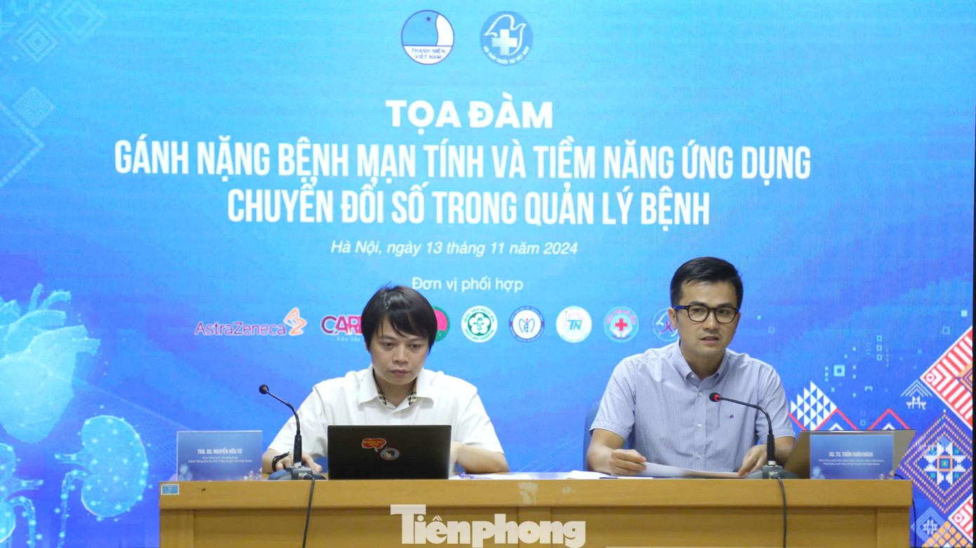 Hai Phó Chủ tịch T.Ư Hội Thầy thuốc trẻ Việt Nam Nguyễn Hữu Tú và Trần Xuân Bách chủ trì buổi tọa đàm.