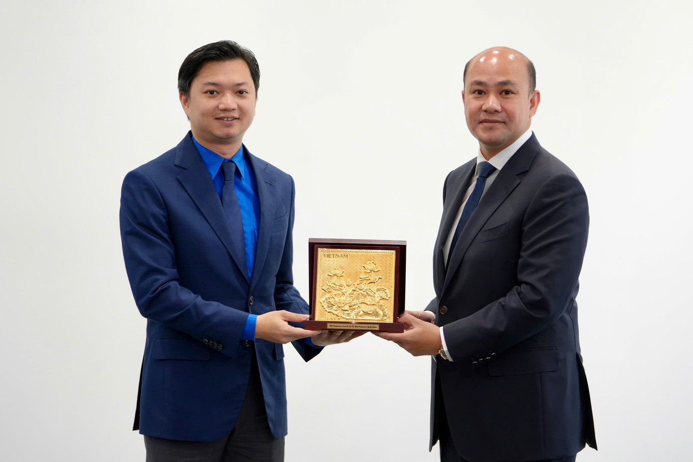 Bí thư T.Ư Đoàn Nguyễn Minh Triết và Phó Thủ tướng Chính phủ, Bộ trưởng Bộ Công tác công cộng, Chủ tịch Hội LHTN Campuchia tại buổi làm việc. Ảnh: BTC Bí thư T.Ư Đoàn Nguyễn Minh Triết và Phó Thủ tướng Chính phủ, Bộ trưởng Bộ Công tác công cộng, Chủ tịch Hội LHTN Campuchia tại buổi làm việc. Ảnh: BTC