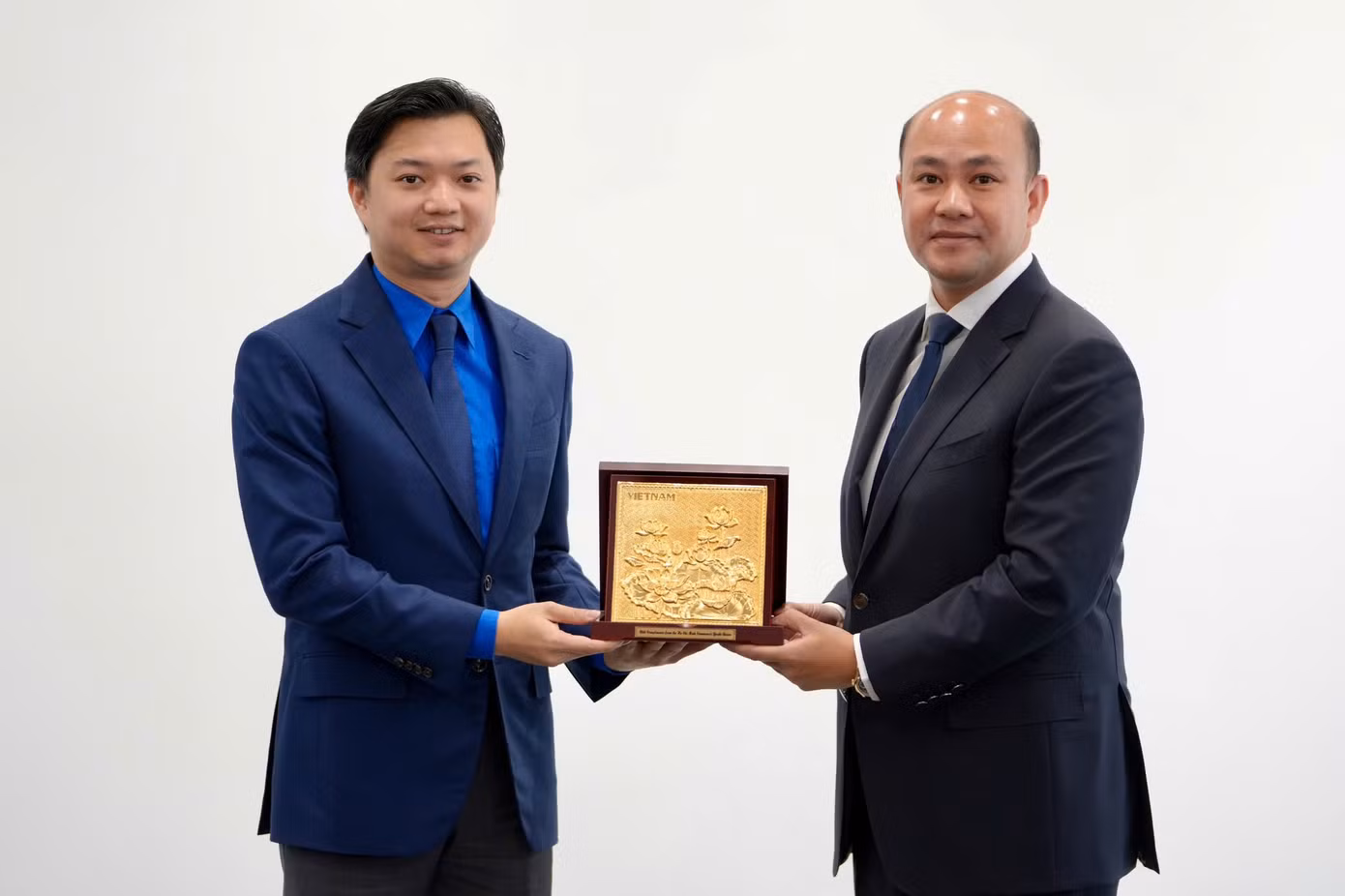 Bí thư T.Ư Đoàn Nguyễn Minh Triết và Phó Thủ tướng Chính phủ, Bộ trưởng Bộ Công tác công cộng, Chủ tịch Hội LHTN Campuchia tại buổi làm việc. Ảnh: BTC Bí thư T.Ư Đoàn Nguyễn Minh Triết và Phó Thủ tướng Chính phủ, Bộ trưởng Bộ Công tác công cộng, Chủ tịch Hội LHTN Campuchia tại buổi làm việc. Ảnh: BTC
