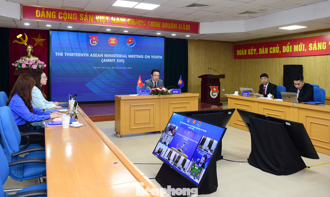 Anh Nguyễn Tường Lâm và lãnh đạo ban, đơn vị T.Ư Đoàn và UBQG về Thanh niên Việt Nam tham dự Hội nghị theo hình thức trực tuyến. Ảnh: Xuân Tùng