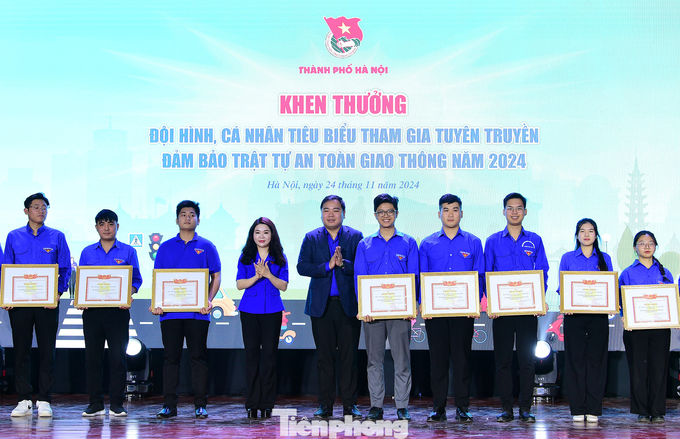 Anh Nguyễn Xuân Hiếu – Phó Trưởng Ban Đoàn kết tập hợp thanh niên T.Ư Đoàn, Phó Chủ tịch T.Ư Hội LHTN Việt Nam, và chị Chu Hồng Minh – Bí thư Thành Đoàn Hà Nội trao khen thưởng tại chương trình. Ảnh: Xuân Tùng