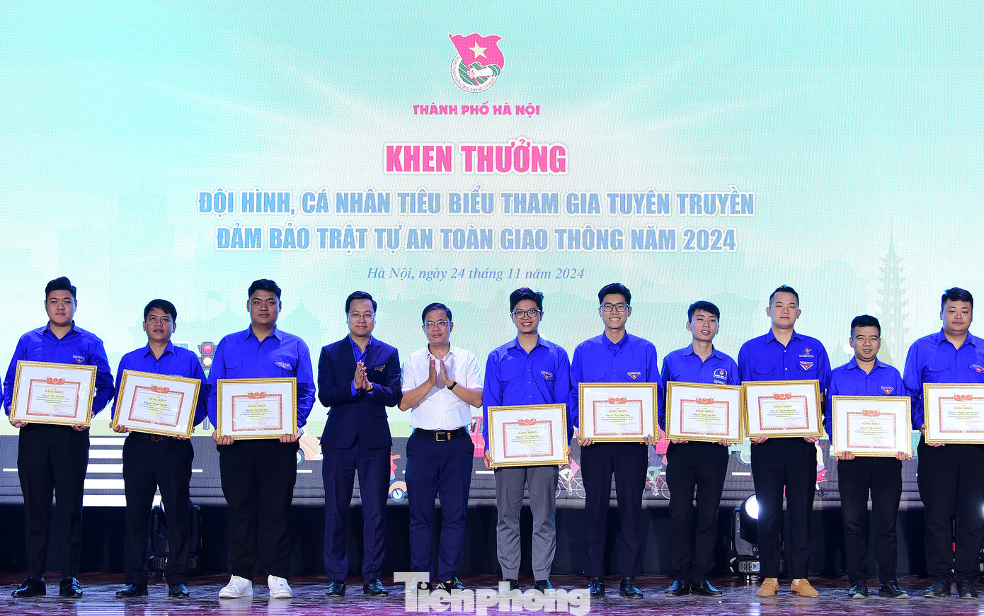 Ông Nguyễn Văn Hồng - Trưởng phòng Đoàn thể và các Hội, Ban Dân vận Thành ủy và anh Trần Quang Hưng – Phó Bí thư Thành Đoàn Hà Nội trao khen thưởng tại chương trình. Ảnh: Xuân Tùng