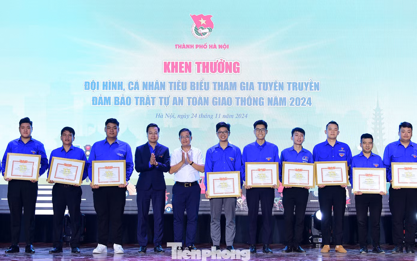 Ông Nguyễn Văn Hồng - Trưởng phòng Đoàn thể và các Hội, Ban Dân vận Thành ủy và anh Trần Quang Hưng – Phó Bí thư Thành Đoàn Hà Nội trao khen thưởng tại chương trình. Ảnh: Xuân Tùng