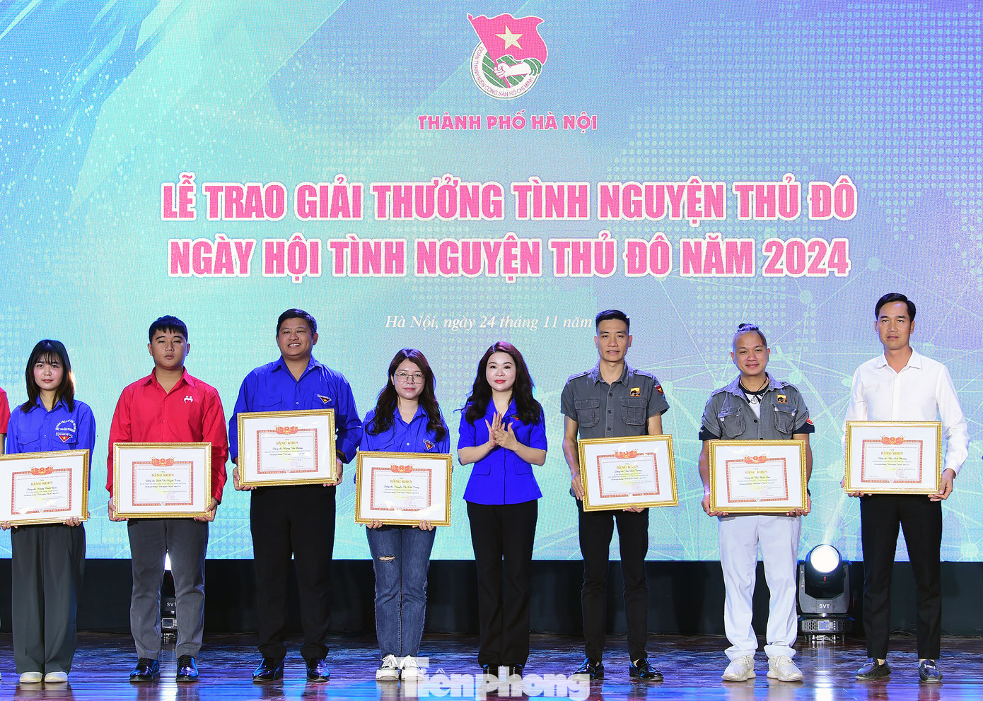 Chị Chu Hồng Minh trao giải thưởng Tình nguyện Thủ đô cho các cá nhân có thành tích xuất sắc trong tình nguyện. Ảnh: Xuân Tùng