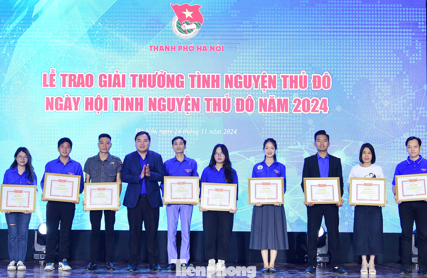 Anh Nguyễn Xuân Hiếu trao giải thưởng Tình nguyện Thủ đô cho các tập thể có thành tích xuất sắc trong tình nguyện. Ảnh: Xuân Tùng