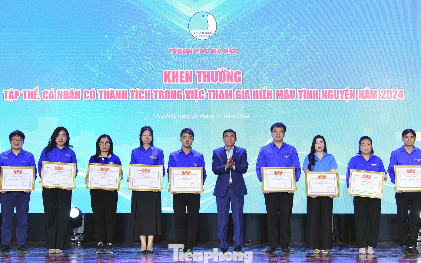 Nhiều tập thể, cá nhân có thành tích tham gia hiến máu và tuyên truyền vận động hiến máu được tuyên dương tại chương trình. Ảnh: Xuân Tùng