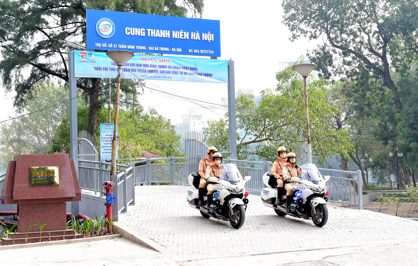 Hoạt động diễu hành tuyên truyền đảm bảo giữ gìn trật tự an toàn giao thông. Ảnh: Xuân Tùng