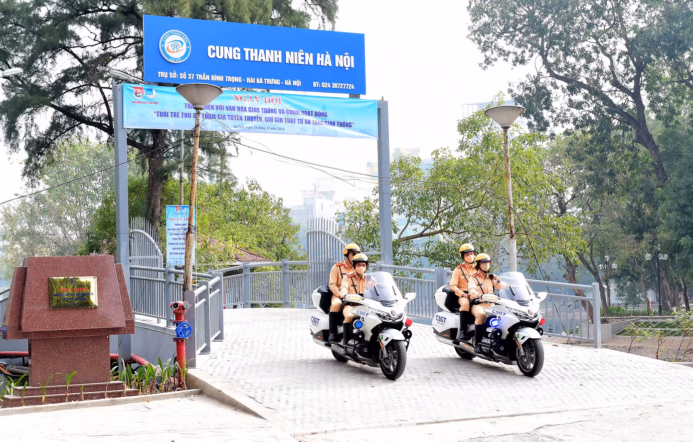 Hoạt động diễu hành tuyên truyền đảm bảo giữ gìn trật tự an toàn giao thông. Ảnh: Xuân Tùng
