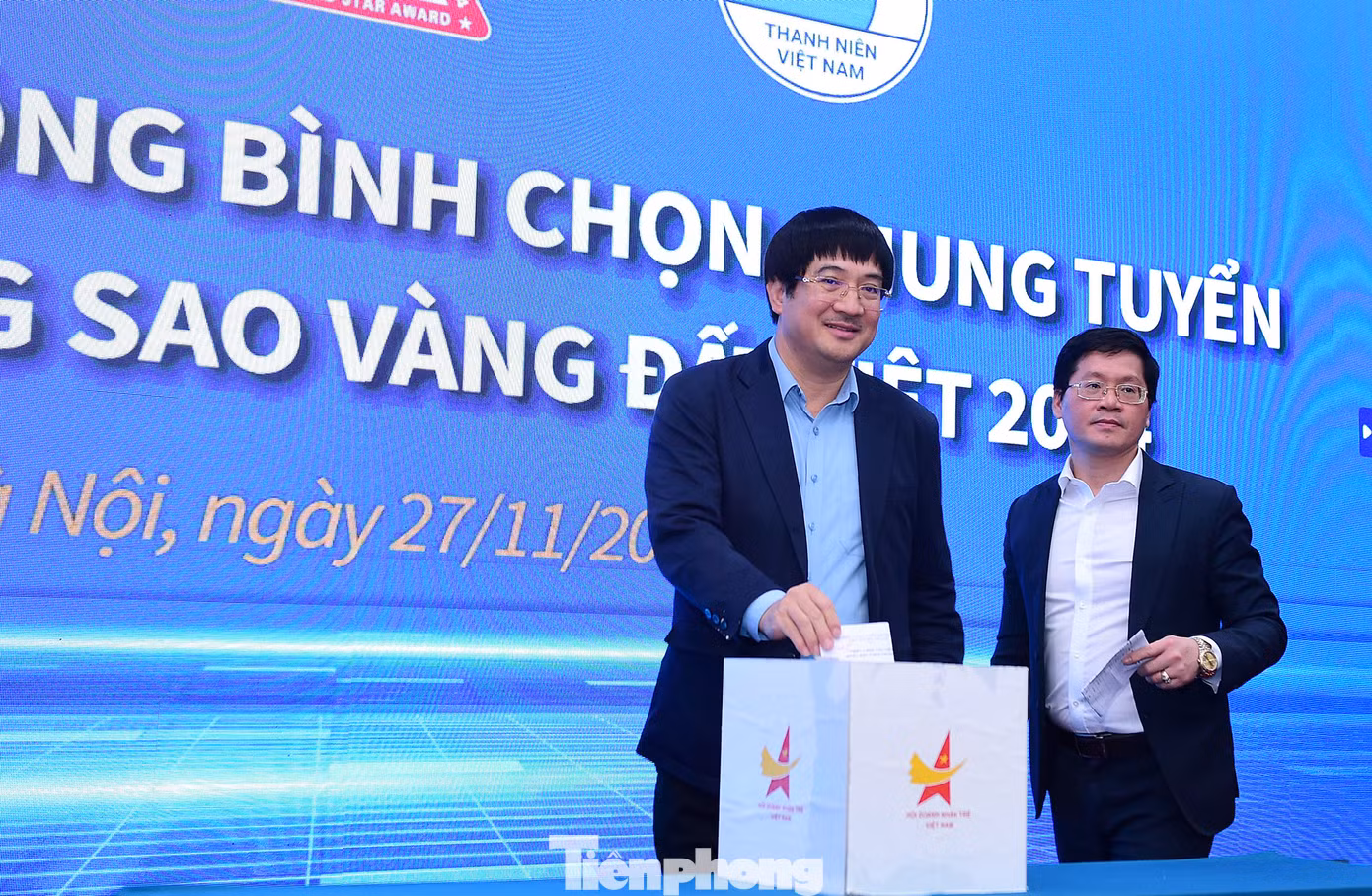 Các thành viên hội đồng bỏ phiếu bình chọn ứng viên tại hội nghị. Ảnh: Xuân Tùng