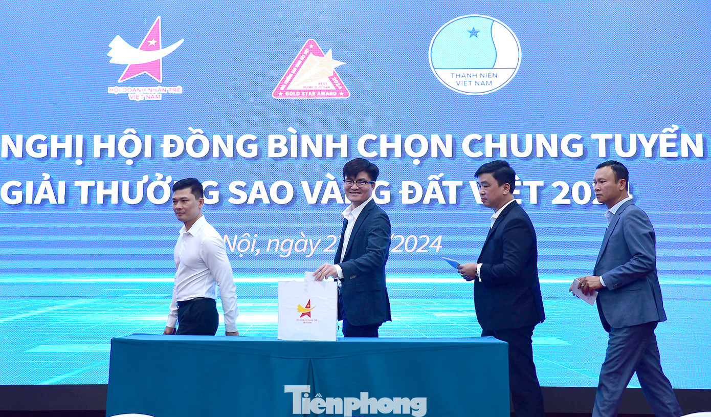 Các thành viên hội đồng bỏ phiếu bình chọn ứng viên tại hội nghị. Ảnh: Xuân Tùng Các thành viên hội đồng bỏ phiếu bình chọn ứng viên tại hội nghị. Ảnh: Xuân Tùng