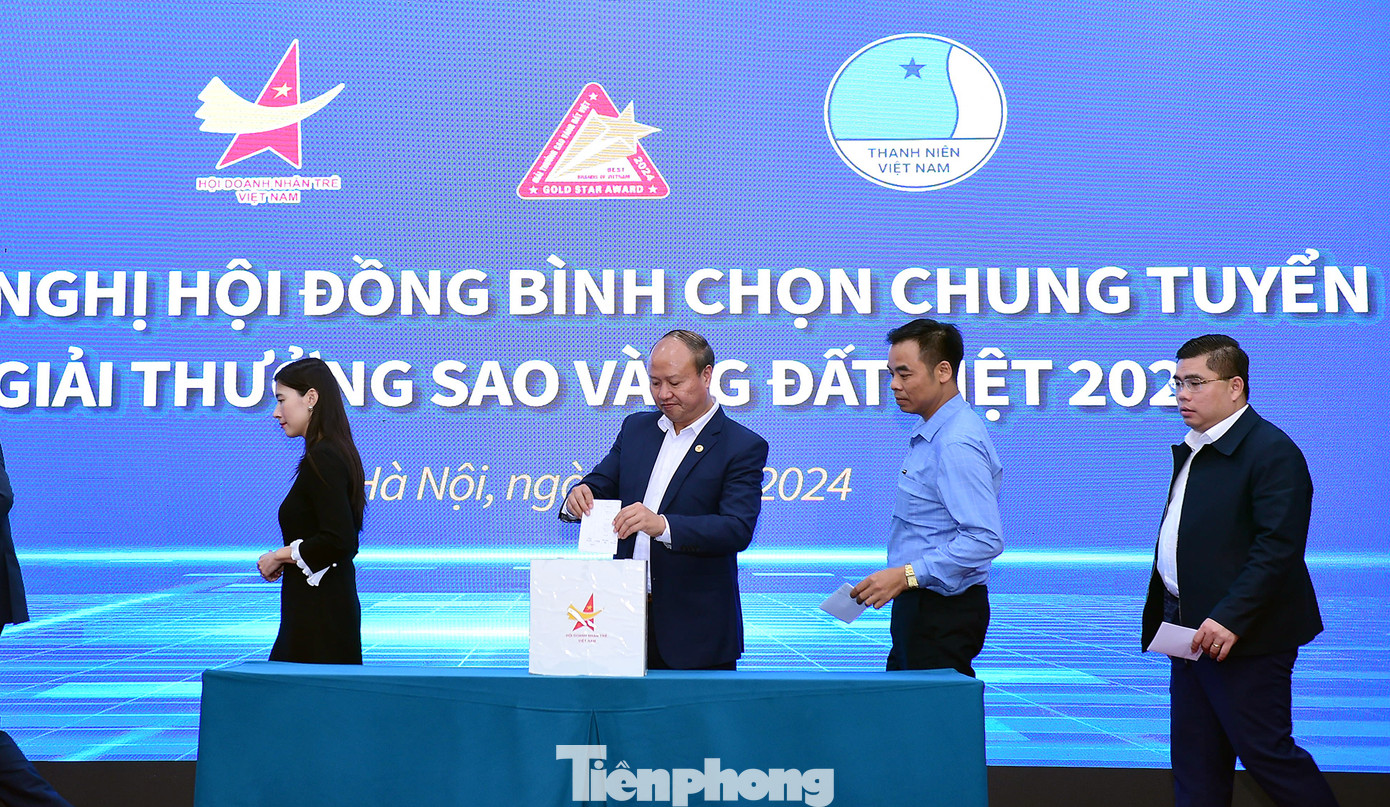 Các thành viên hội đồng bỏ phiếu bình chọn ứng viên tại hội nghị. Ảnh: Xuân Tùng Các thành viên hội đồng bỏ phiếu bình chọn ứng viên tại hội nghị. Ảnh: Xuân Tùng