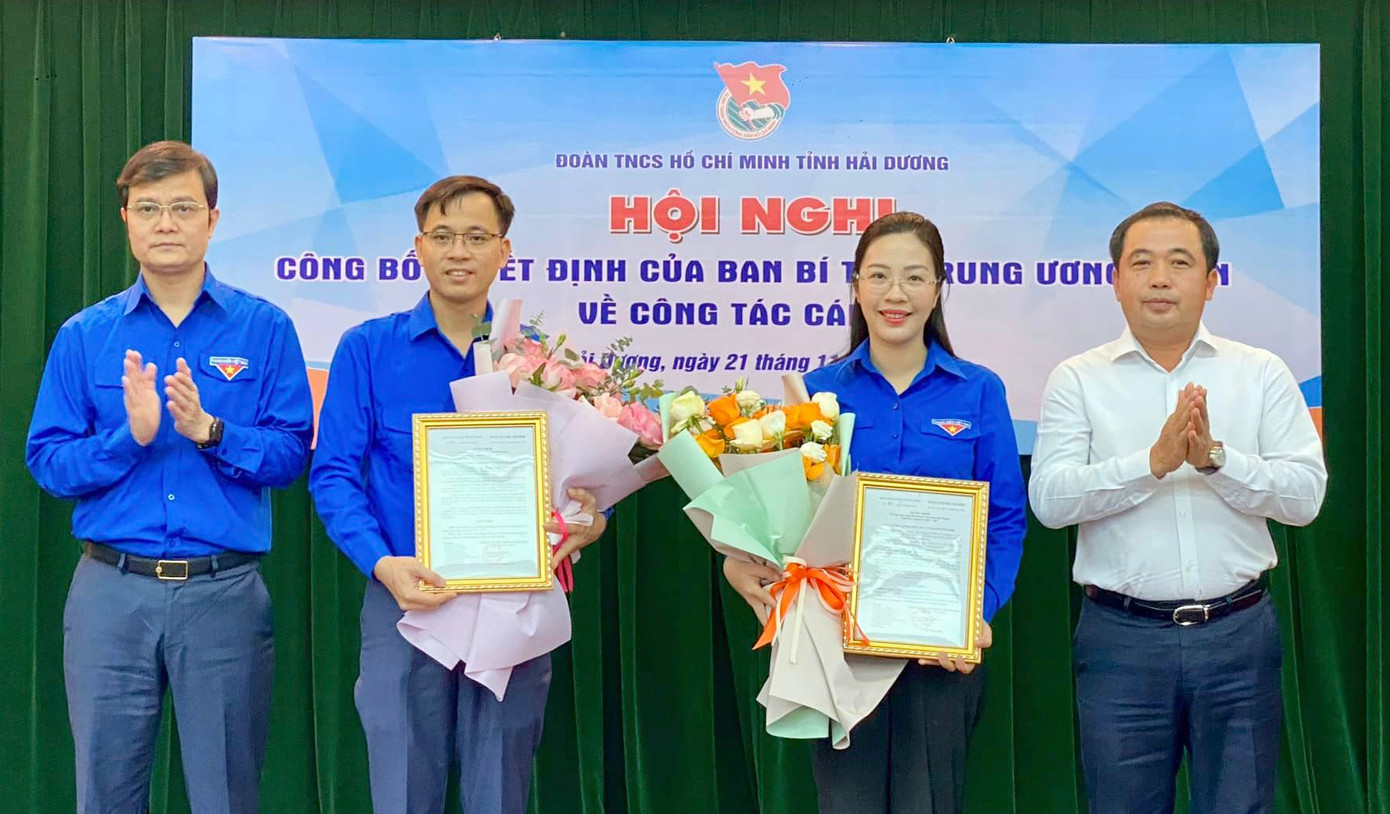 Bí thư thứ nhất T.Ư Đoàn Bùi Quang Huy và Bí thư Tỉnh uỷ Trần Đức Thắng tặng hoa và quyết định của Ban Bí thư T.Ư Đoàn cho anh Bùi Hải Bằng và chị Nguyễn Thị Hà Phương. Bí thư thứ nhất T.Ư Đoàn Bùi Quang Huy và Bí thư Tỉnh uỷ Trần Đức Thắng tặng hoa và quyết định của Ban Bí thư T.Ư Đoàn cho anh Bùi Hải Bằng và chị Nguyễn Thị Hà Phương.