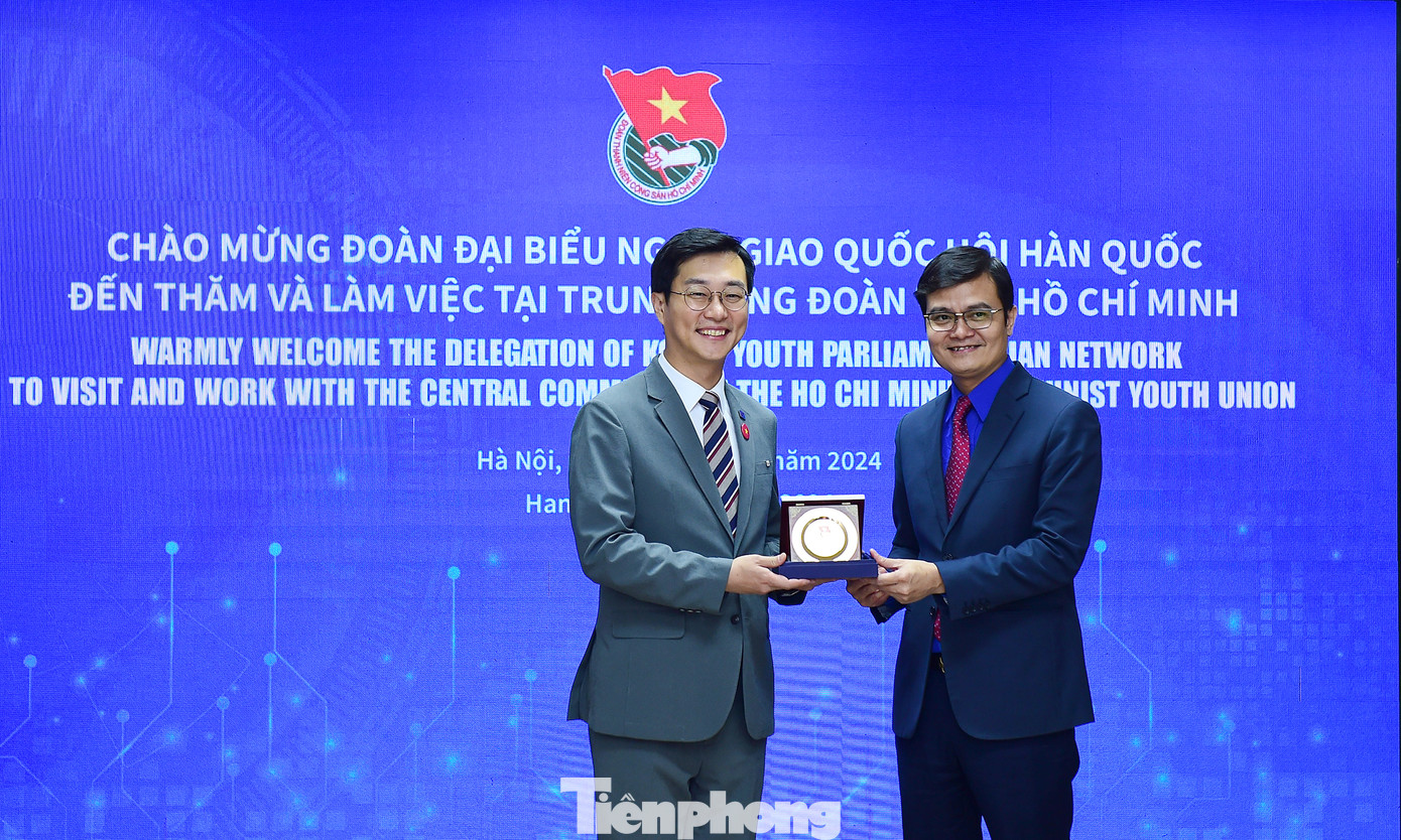 Bí thư thứ nhất T.Ư Đoàn Bùi Quang Huy tặng quà lưu niệm tới đoàn Đại biểu Ngoại giao Quốc hội Hàn Quốc tại buổi tiếp. Ảnh: Xuân Tùng