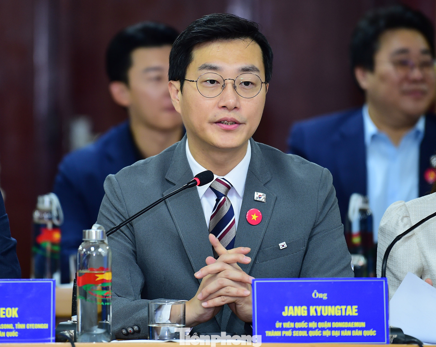 Ông Jang Kyungtae - Trưởng đoàn Đại biểu Ngoại giao Quốc hội Hàn Quốc trao đổi tại chương trình. Ảnh: Xuân Tùng