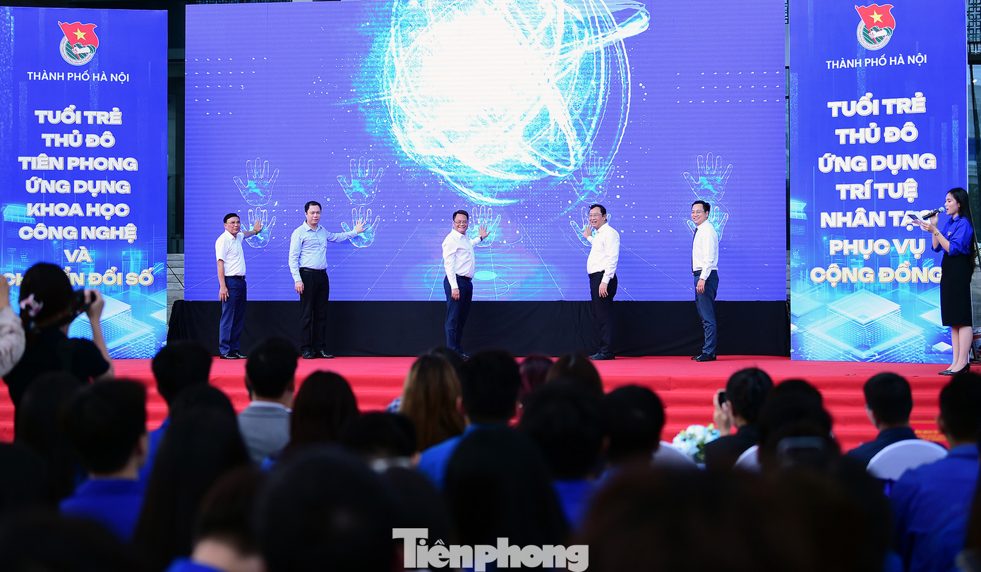 Các đại biểu thực hiện nghi thức khai mạc ngày hội. Ảnh: Xuân Tùng