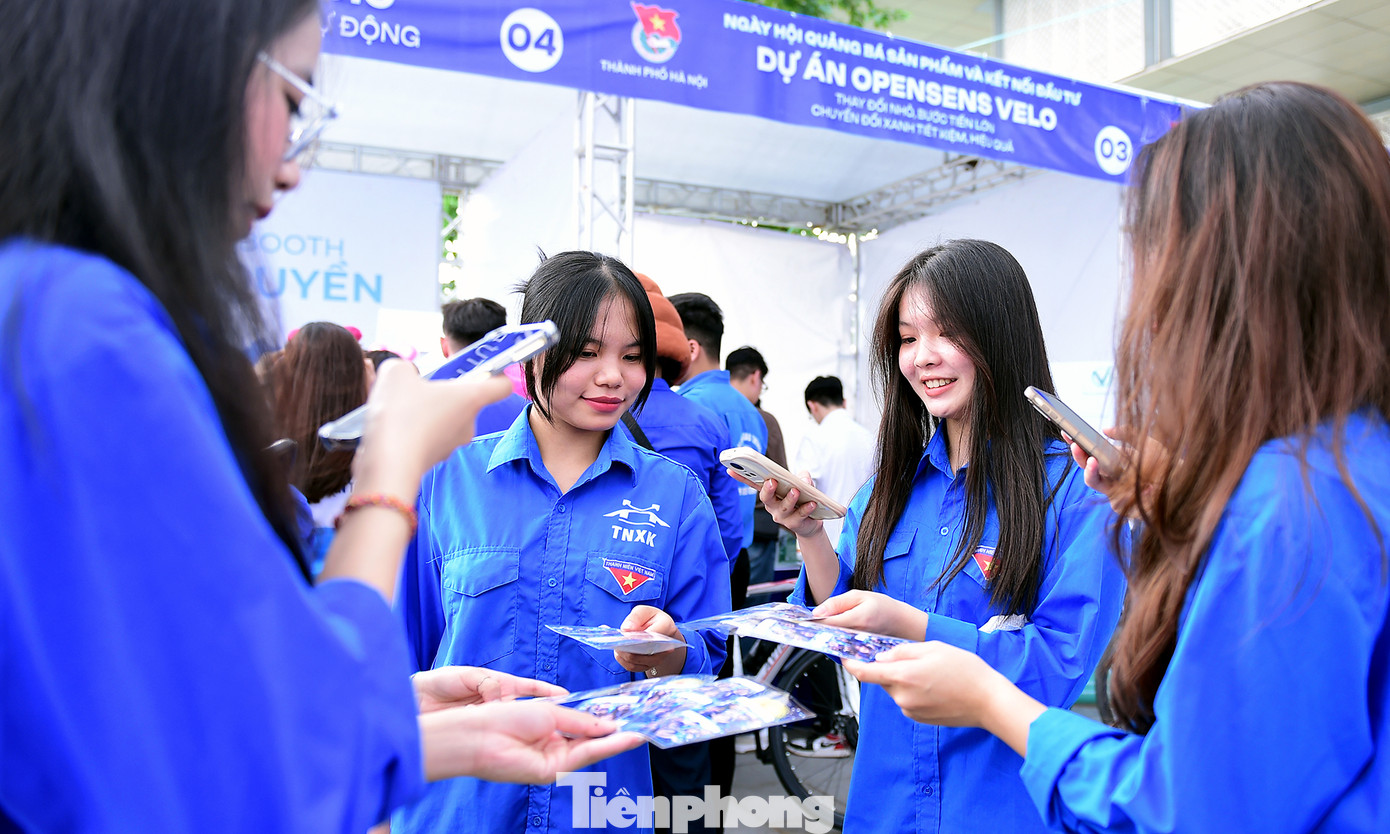 Đoàn viên, thanh niên trải nghiệm nhiều công nghệ tại gian hàng. Ảnh: Xuân Tùng