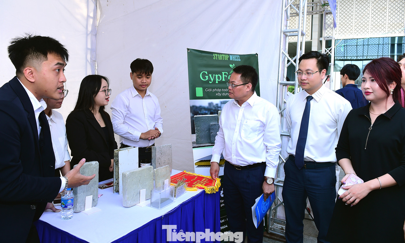 Các đại biểu tham quan các gian hàng giới thiệu dự án, sản phẩm khởi nghiệp của thanh niên. Ảnh: Xuân Tùng