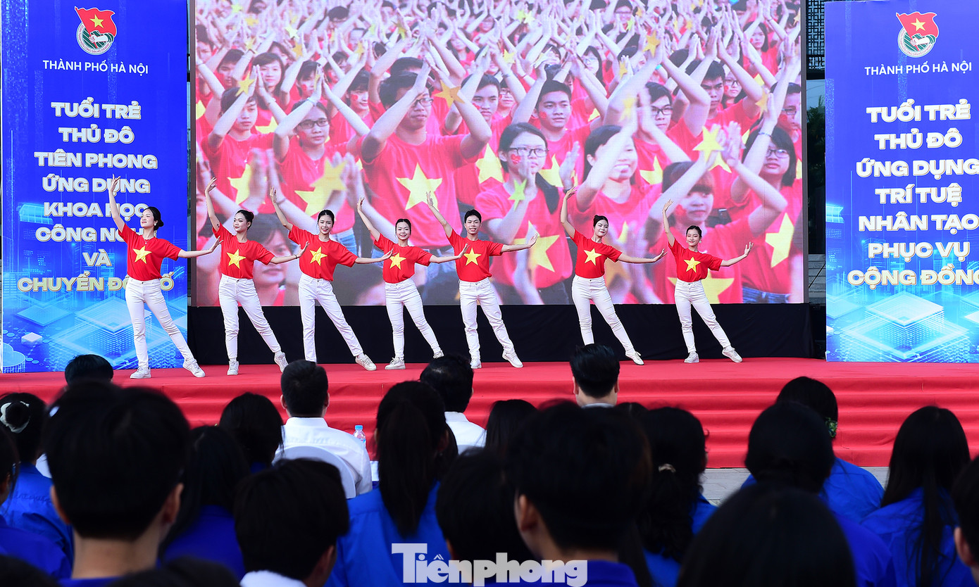 Văn nghệ mở màn ngày hội. Ảnh: Xuân Tùng