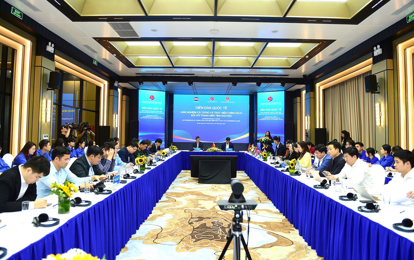 Diễn đàn quốc tế “Kinh nghiệm xây dựng và thực hiện chính sách đối với thanh niên tình nguyện” diễn ra theo hình thức trực tiếp và trực tuyến Diễn đàn quốc tế “Kinh nghiệm xây dựng và thực hiện chính sách đối với thanh niên tình nguyện” diễn ra theo hình thức trực tiếp và trực tuyến