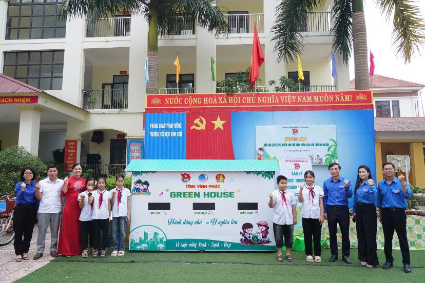 Ban Tổ chức trao tặng Ngôi nhà xanh. Ảnh: TĐVP