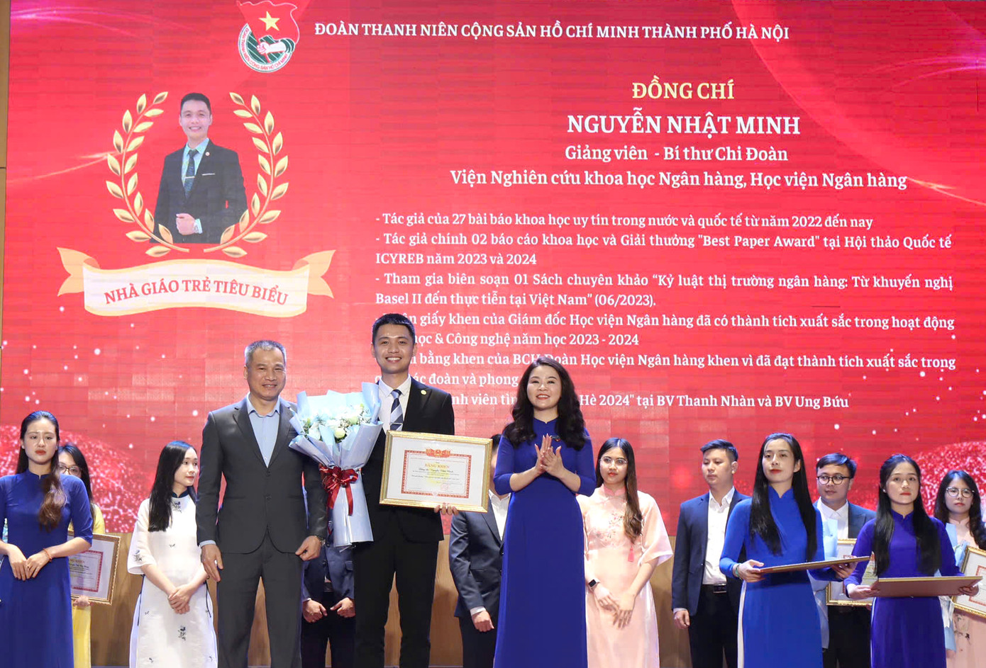 Giảng viên Nguyễn Nhật Minh nhận khen thưởng trong chương trình. Ảnh: Vương Bảo Anh