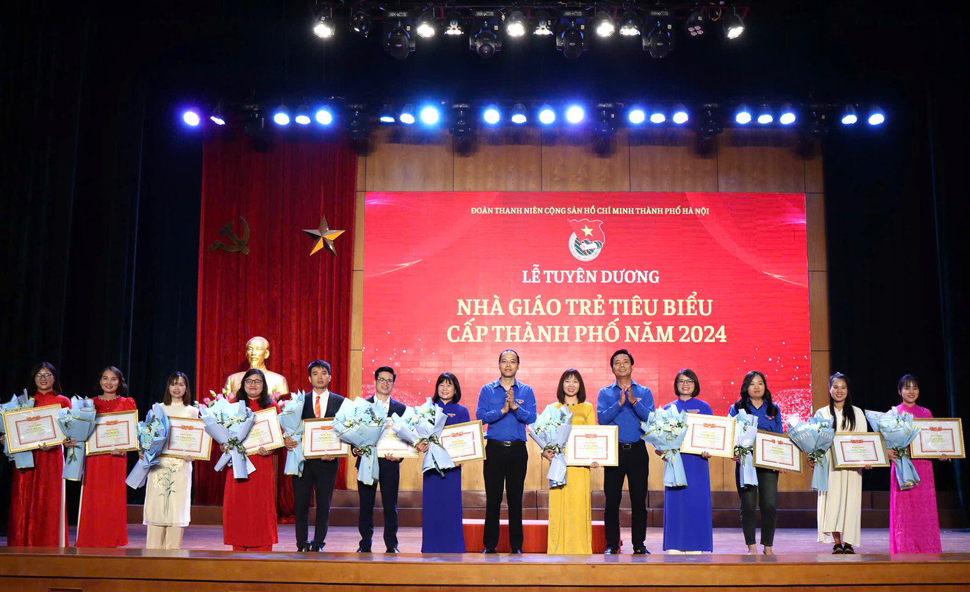 Anh Nguyễn Đức Tiến – Phó Bí thư Thường trực Thành Đoàn, Chủ tịch Hội LHTN Việt Nam TP Hà Nội và anh Nguyễn Tiến Hưng – Phó Bí thư Thành Đoàn, Chủ tịch Hội SVVN TP Hà Nội trao bằng khen cho các Nhà giáo trẻ tiêu biểu năm 2024. Ảnh: Vương Bảo Anh