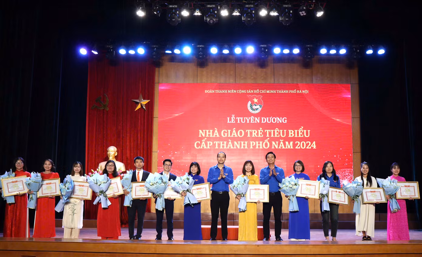 Anh Nguyễn Đức Tiến – Phó Bí thư Thường trực Thành Đoàn, Chủ tịch Hội LHTN Việt Nam TP Hà Nội và anh Nguyễn Tiến Hưng – Phó Bí thư Thành Đoàn, Chủ tịch Hội SVVN TP Hà Nội trao bằng khen cho các Nhà giáo trẻ tiêu biểu năm 2024. Ảnh: Vương Bảo Anh