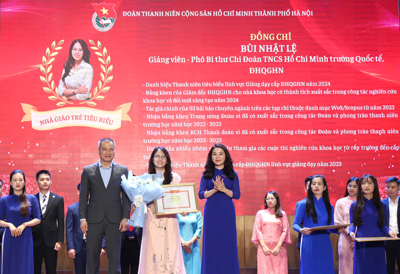 Giảng viên Bùi Nhật Lệ nhận khen thưởng tại chương trình. Ảnh: Vương Bảo Anh