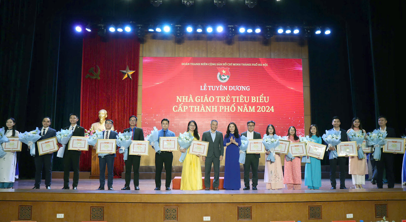 Ông Hoàng Đức Vĩnh - Trưởng phòng Khoa giáo, Ban Tuyên giáo Thành uỷ Hà Nội và chị Chu Hồng Minh – Bí thư Thành Đoàn Hà Nội trao bằng khen cho các Nhà giáo trẻ tiêu biểu năm 2024. Ảnh: Vương Bảo Anh