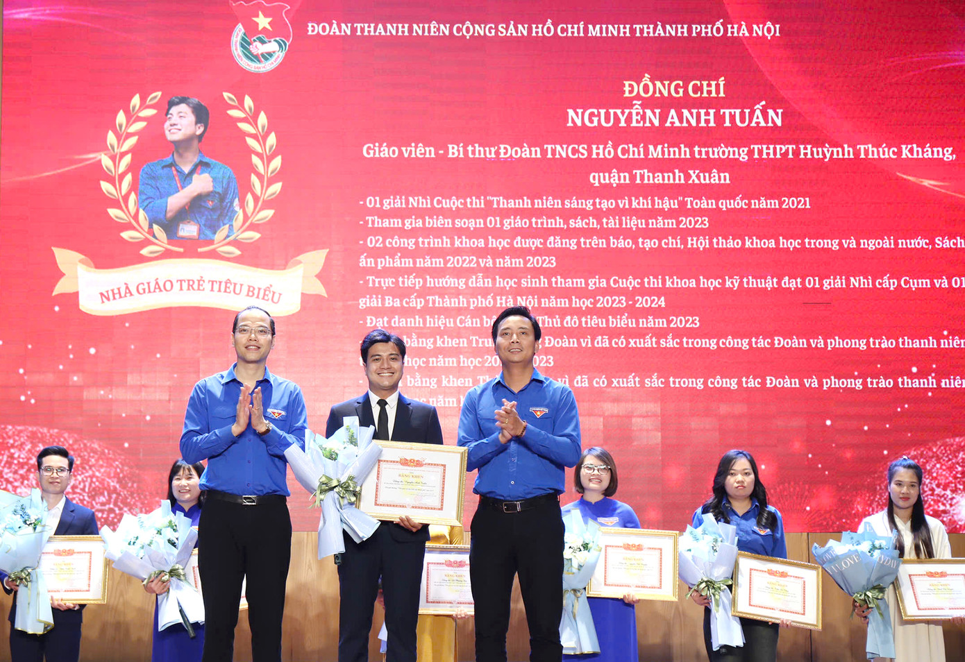 Thầy giáo Nguyễn Anh Tuấn nhận khen thưởng tại chương trình.