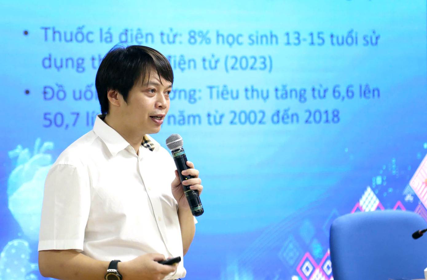 Anh Nguyễn Hữu Tú thông tin tại tọa đàm.