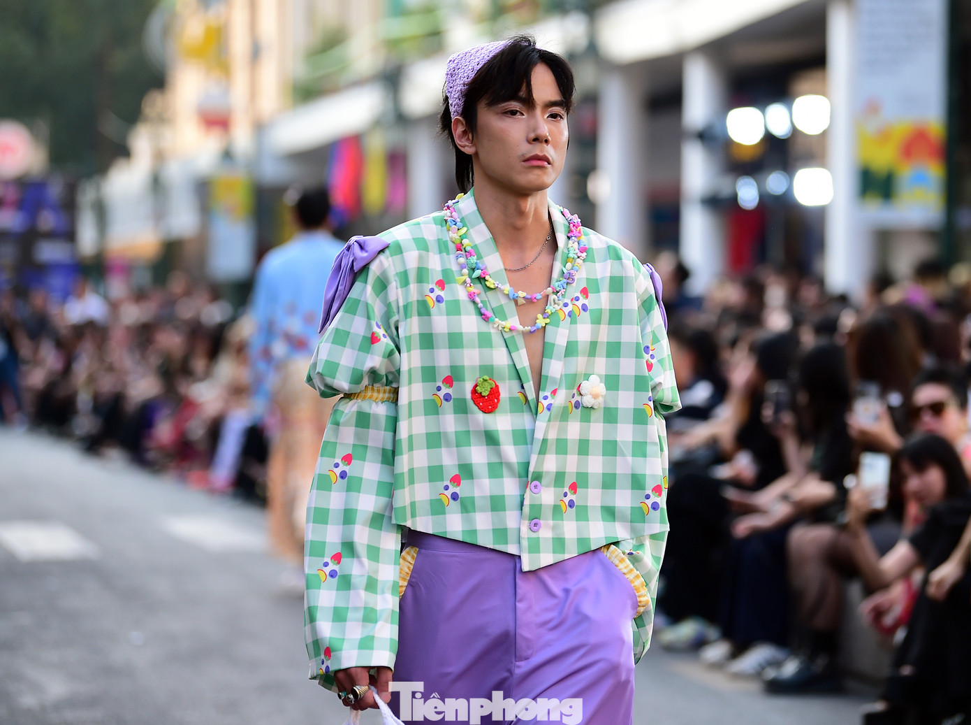 Các tác phẩm trình diễn là những sáng tạo từ các sinh viên tốt nghiệp, gồm một số tác phẩm từ nhà thiết kế giành giải thưởng cuộc thi thiết kế thời trang bền vững thế giới Redress Design Award tại Hongkong; những tác phẩm được lựa chọn từ Tuần lễ thời trang tốt nghiệp London. Ảnh: Xuân Tùng