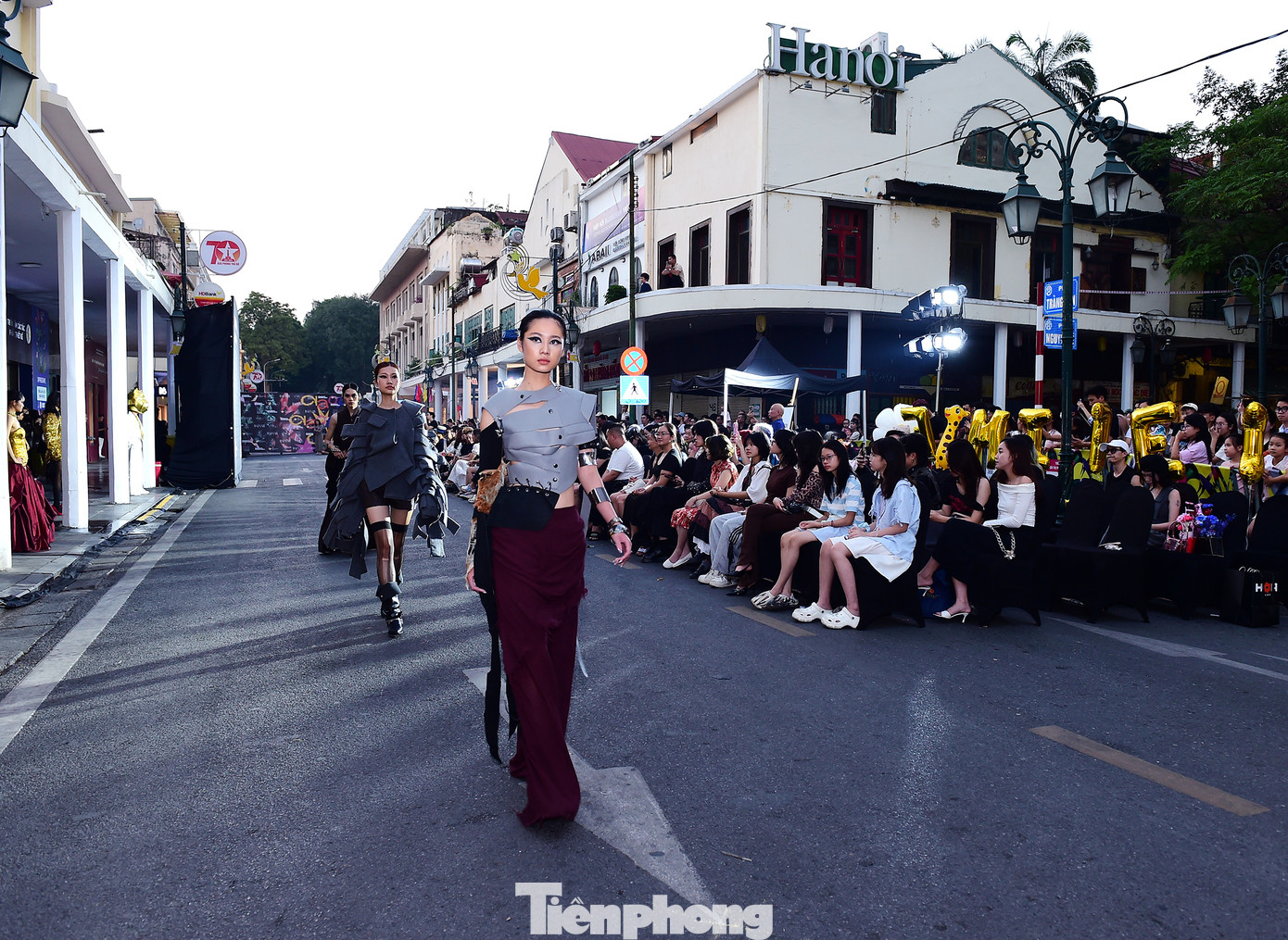 Chiều 17/11, tại phố Tràng Tiền (Hoàn Kiếm, Hà Nội) diễn ra triển lãm và trình diễn tác phẩm ngành thiết kế thời trang của Học viện Thiết kế và Thời trang London - Hanoi. Đây là một trong những hoạt động trong khuôn khổ Tuần lễ sáng tạo Hà Nội. Ảnh: Xuân Tùng