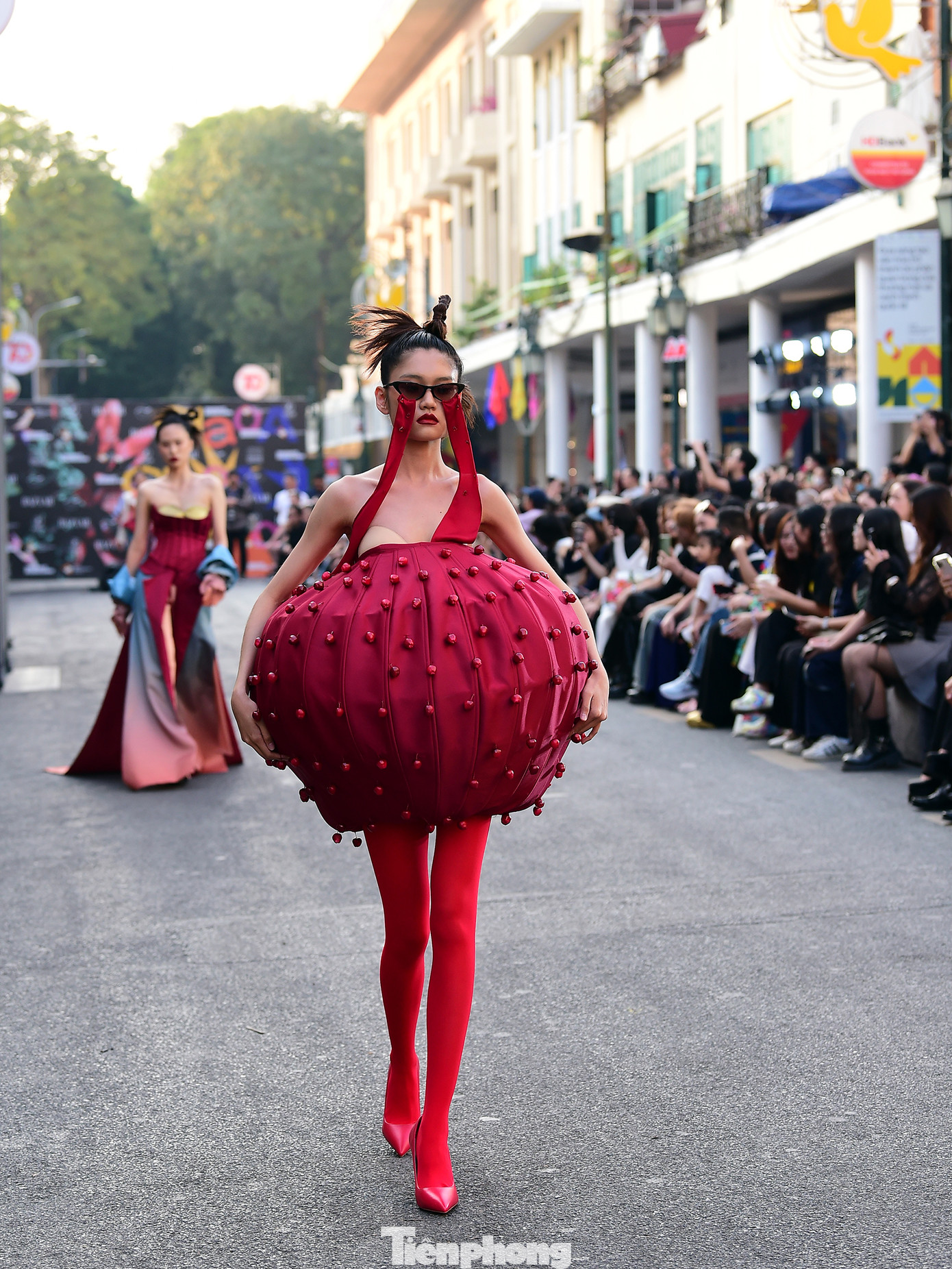Dàn người mẫu chuyên nghiệp tự tin sải bước trên sàn catwalk ở không gian phố Tràng Tiền, góp phần thể hiện được sự bùng nổ cá tính, ý tưởng của các nhà thiết kế trẻ gửi gắm trong bộ sưu tập. Ảnh: Xuân Tùng