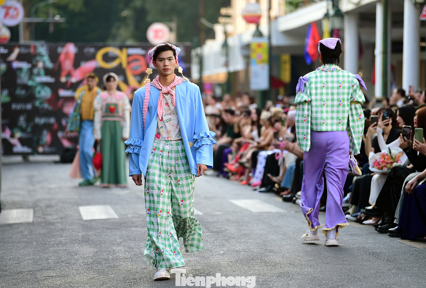 Các tác phẩm trình diễn là những sáng tạo từ các sinh viên tốt nghiệp, gồm một số tác phẩm từ nhà thiết kế giành giải thưởng cuộc thi thiết kế thời trang bền vững thế giới Redress Design Award tại Hongkong; những tác phẩm được lựa chọn từ Tuần lễ thời trang tốt nghiệp London. Ảnh: Xuân Tùng