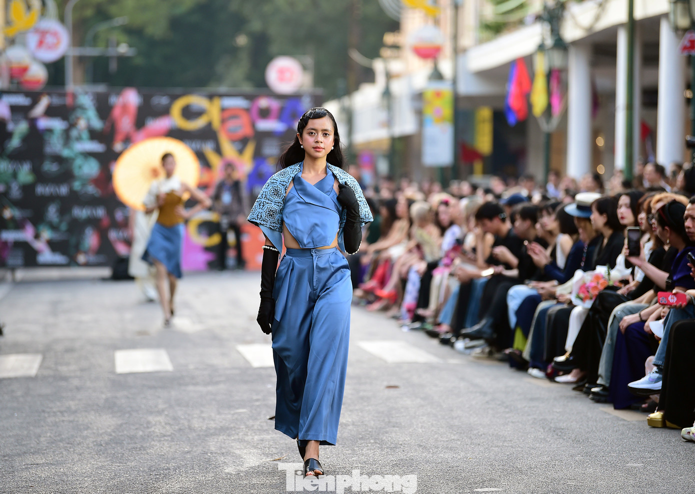 Trong đó, có bộ sưu tập "Childhood memories" của Lê Lưu Hồng Anh lấy cảm hứng từ những kỷ niệm tuổi thơ về tiệm bánh ngọt, tranh vẽ... Bộ sưu tập "HereAfter" của Đinh Minh Anh lấy cảm hứng từ trường phái nghệ thuật vị lai, tập trung khám phá nguồn gốc và tác động của nó lên xã hội hiện đại, từ đó mang đến tầm nhìn lạc quan về tương lai mà còn liên quan chặt chẽ đến vấn đề sức khỏe tinh thần. Bộ sưu tập "The Fame Dynasty" của Đinh Tuấn Hiệp được lấy cảm hứng từ câu chuyện trong album “The Fame” của nữ ca sĩ Lady Gaga, xoay quanh sự ảo tưởng về danh vọng... Ảnh: Xuân Tùng