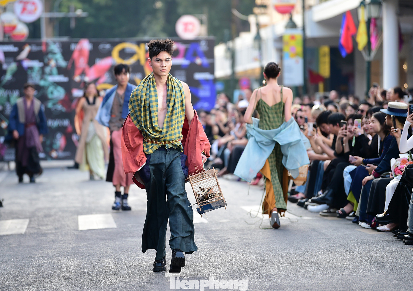 Với chủ đề "Xpressive - Bùng Cháy", các nhà thiết kế thời trang trẻ đã thể hiện sự cá tính, cảm xúc, đam mê sáng tạo và tâm huyết trong từng tác phẩm của các nhà thiết kế. Ảnh: Xuân Tùng