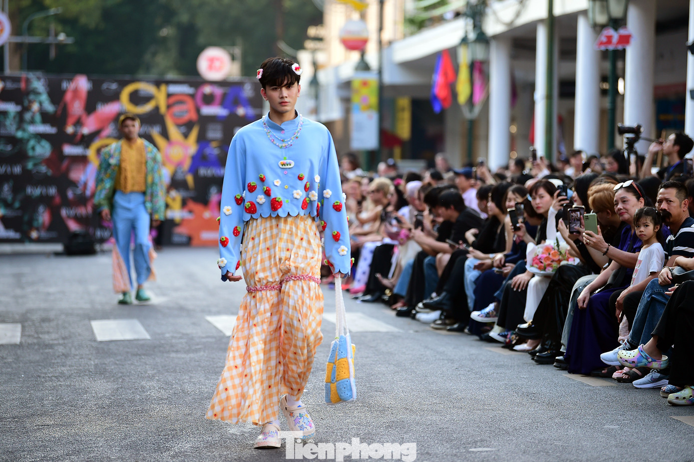 Hoạt động trình diễn các tác phẩm sáng tạo thời trang diễn ra ở không gian phố Tràng Tiền (quận Hoàn Kiếm, Hà Nội), thu hút sự theo dõi của đông đảo khách mới và người dân, du khách. Ảnh: Xuân Tùng