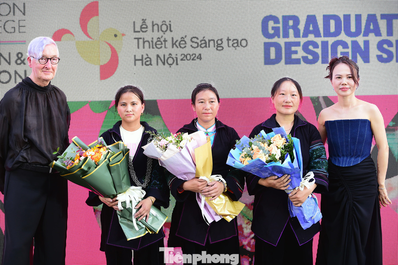 Cùng với trình diễn thời trang, trong khuôn khổ chương trình còn diễn ra tọa đàm với chủ đề “Giao thoa liên ngành trong thực hành Nghệ thuật và thiết kế”. Bên cạnh đó, tại chương trình đã chia sẻ về những kết quả dự án “Hướng nghiệp cho thiếu nữ vùng cao” mang tới cơ hội nghề nghiệp mới cho các cô gái dân tộc Mông ở bản Sín Chải, xã San Sả Hồ, Sapa (Lào Cai). Trong ảnh, đại diện Học viện Thiết kế và Thời trang London - Hanoi tặng hoa cho đại diện thụ hưởng dự án "Hướng nghiệp cho thiếu nữ vùng cao". Ảnh: Xuân Tùng