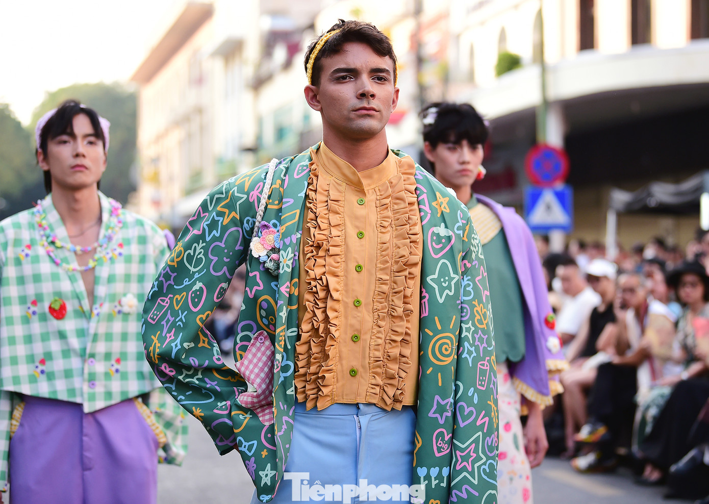 Các tác phẩm trình diễn là những sáng tạo từ các sinh viên tốt nghiệp, gồm một số tác phẩm từ nhà thiết kế giành giải thưởng cuộc thi thiết kế thời trang bền vững thế giới Redress Design Award tại Hongkong; những tác phẩm được lựa chọn từ Tuần lễ thời trang tốt nghiệp London. Ảnh: Xuân Tùng