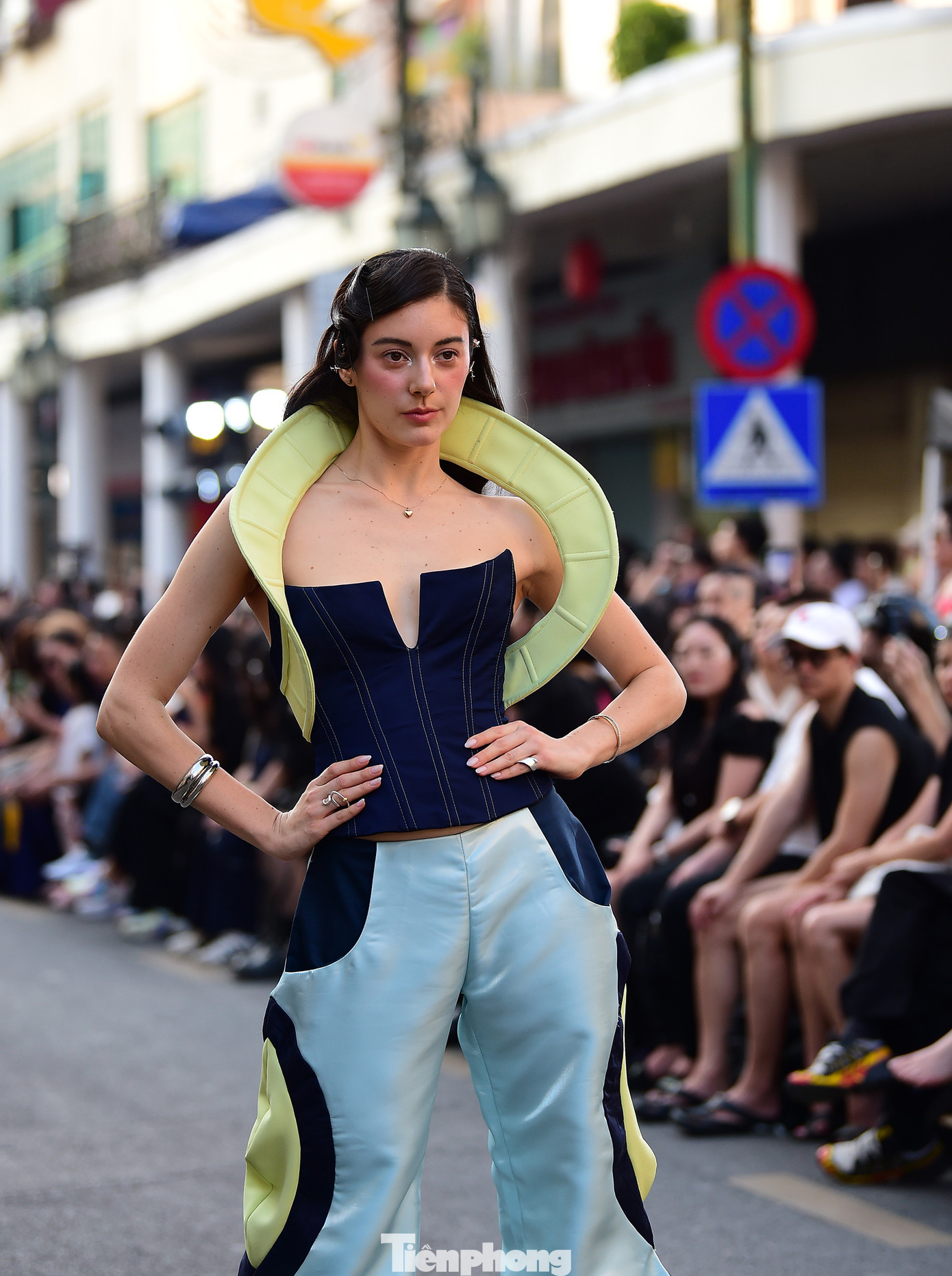 Dàn người mẫu chuyên nghiệp tự tin sải bước trên sàn catwalk ở không gian phố Tràng Tiền, góp phần thể hiện được sự bùng nổ cá tính, ý tưởng của các nhà thiết kế trẻ gửi gắm trong bộ sưu tập. Ảnh: Xuân Tùng