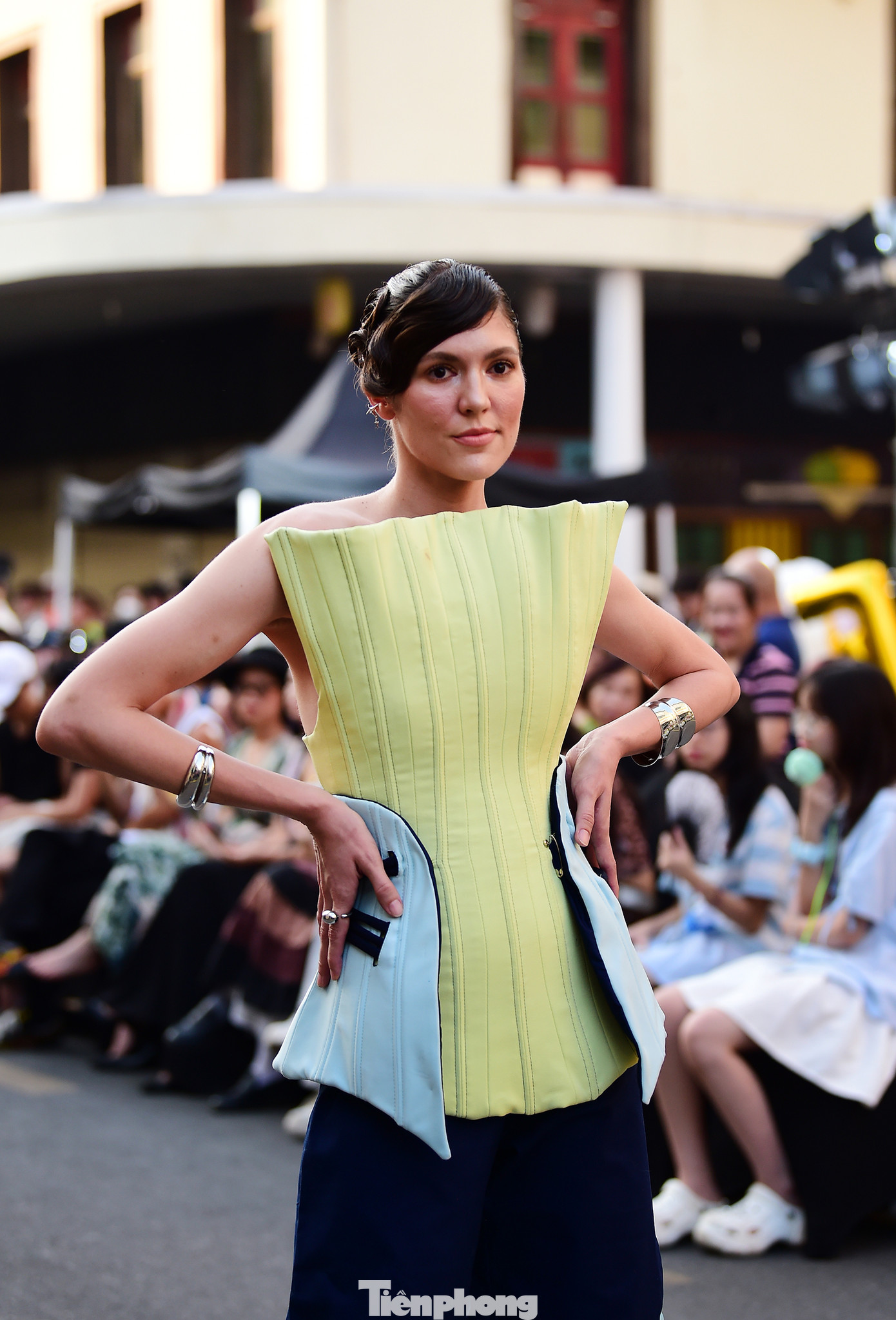 Dàn người mẫu chuyên nghiệp tự tin sải bước trên sàn catwalk ở không gian phố Tràng Tiền, góp phần thể hiện được sự bùng nổ cá tính, ý tưởng của các nhà thiết kế trẻ gửi gắm trong bộ sưu tập. Ảnh: Xuân Tùng