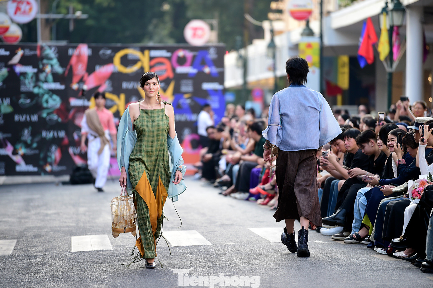 Trong đó, có bộ sưu tập "Childhood memories" của Lê Lưu Hồng Anh lấy cảm hứng từ những kỷ niệm tuổi thơ về tiệm bánh ngọt, tranh vẽ... Bộ sưu tập "HereAfter" của Đinh Minh Anh lấy cảm hứng từ trường phái nghệ thuật vị lai, tập trung khám phá nguồn gốc và tác động của nó lên xã hội hiện đại, từ đó mang đến tầm nhìn lạc quan về tương lai mà còn liên quan chặt chẽ đến vấn đề sức khỏe tinh thần. Bộ sưu tập "The Fame Dynasty" của Đinh Tuấn Hiệp được lấy cảm hứng từ câu chuyện trong album “The Fame” của nữ ca sĩ Lady Gaga, xoay quanh sự ảo tưởng về danh vọng... Ảnh: Xuân Tùng