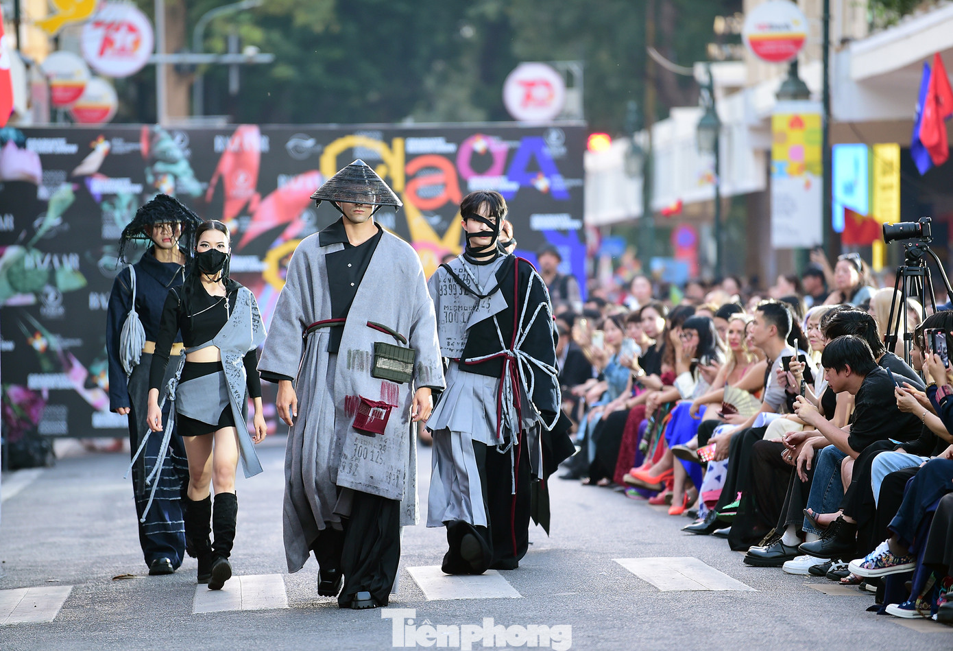 Có những bộ sưu tập lấy cảm hứng từ ký ức tuổi thơ, gia đình, Thành phố Hà Nội thân thương; sự kết nối với văn hóa, nghệ thuật qua nguồn cảm hứng sáng tạo đến từ kiến trúc Đông Dương, nghệ thuật thủ công truyền thống, triết lý tĩnh tại của phương Đông và những phong trào văn hóa, nghệ thuật đa sắc màu của phương Tây. Ảnh: Xuân Tùng