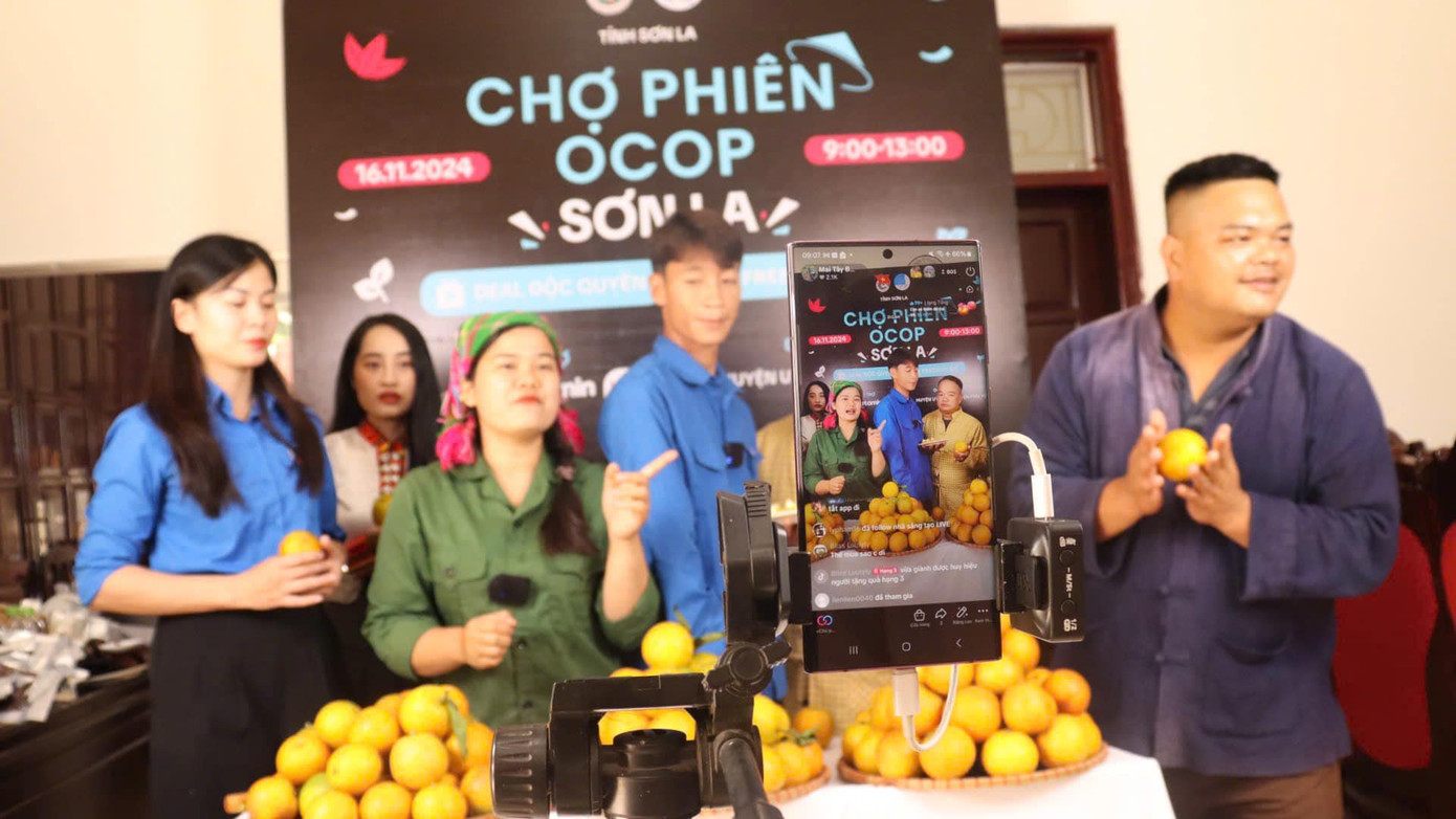 Phiên chợ đã giới thiệu, bán nhiều sản phẩm, nông sản của thanh niên Sơn La. Ảnh: TĐSL Phiên chợ đã giới thiệu, bán nhiều sản phẩm, nông sản của thanh niên Sơn La. Ảnh: TĐSL